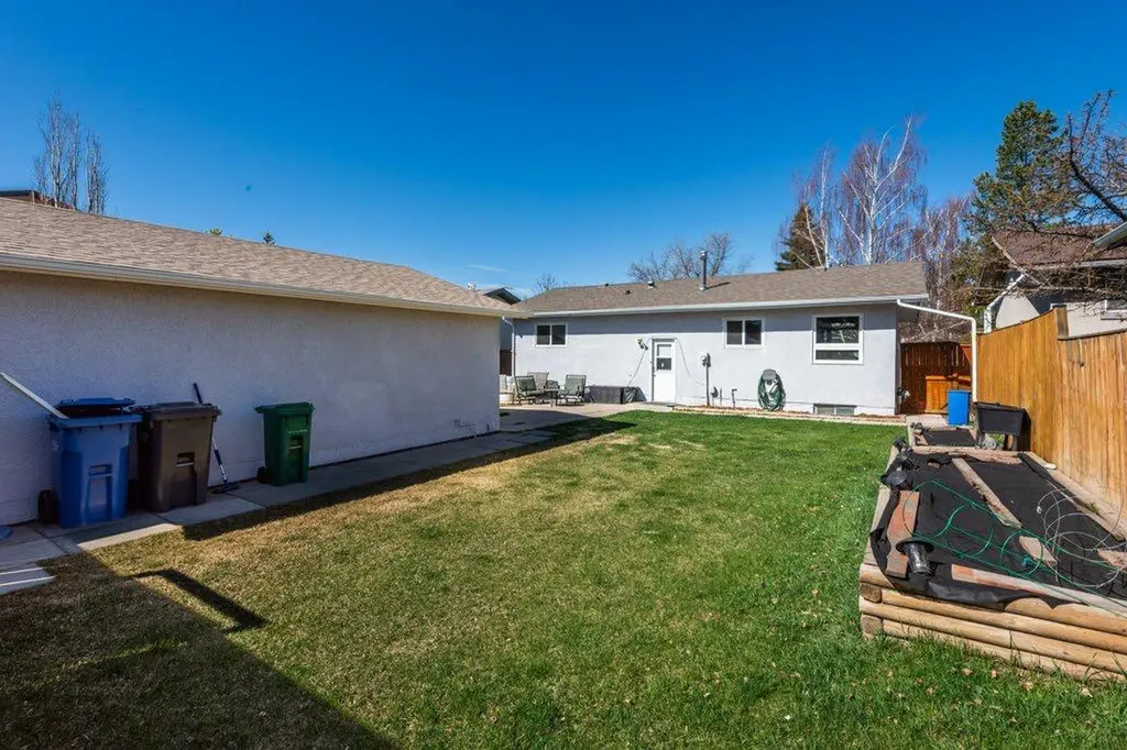 16 Alcock Close Okotoks AB T1S 1H1