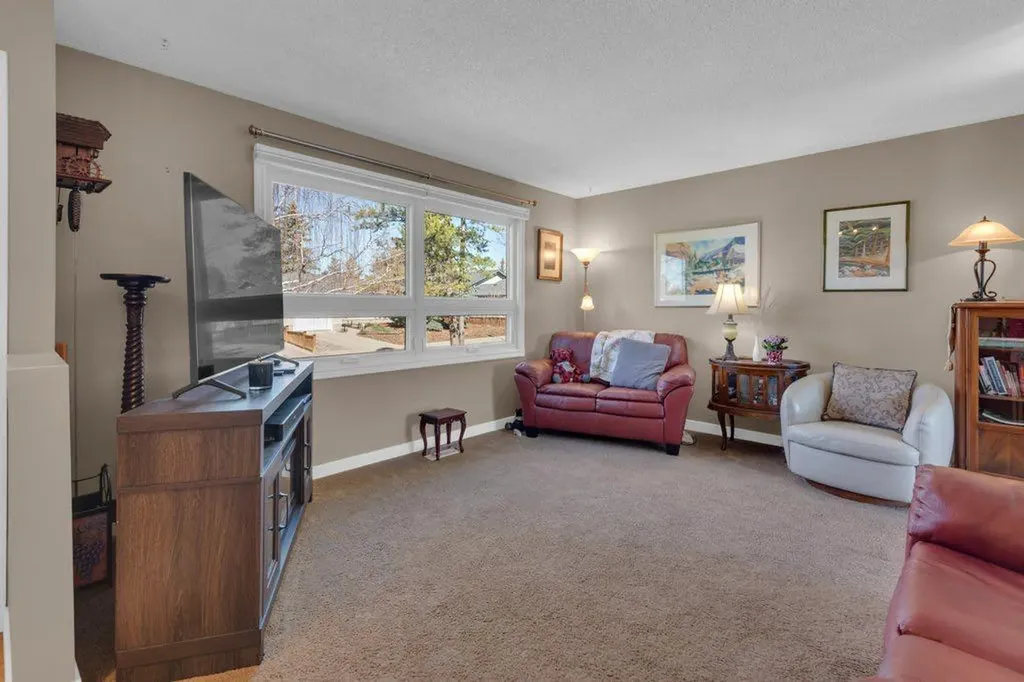 16 Alcock Close Okotoks AB T1S 1H1