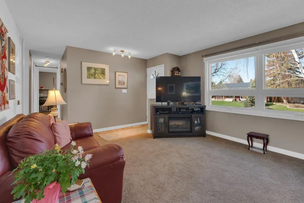 16 Alcock Close Okotoks AB T1S 1H1