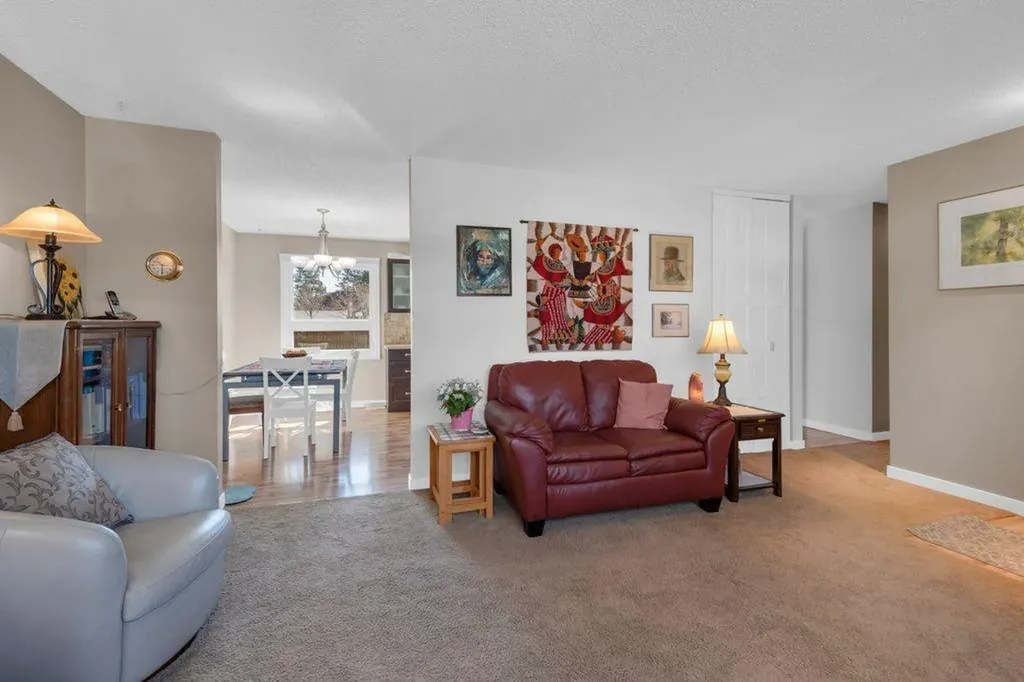 16 Alcock Close Okotoks AB T1S 1H1