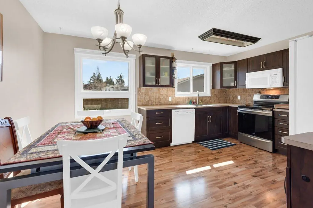 16 Alcock Close Okotoks AB T1S 1H1