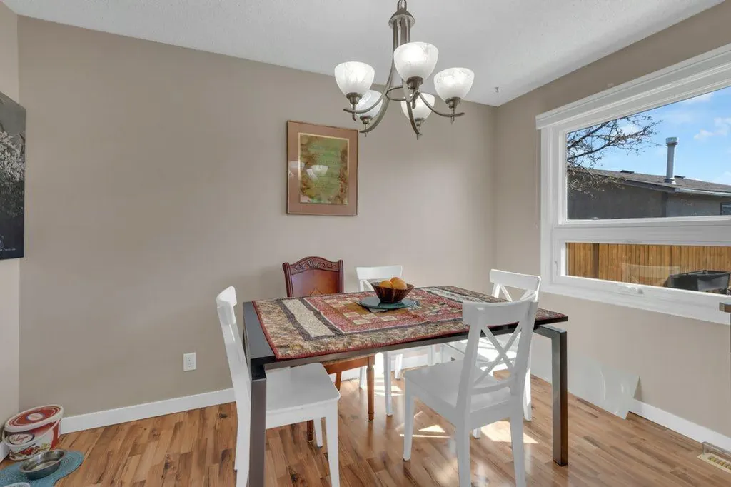 16 Alcock Close Okotoks AB T1S 1H1