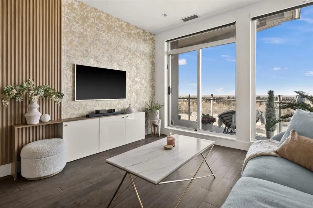 2505 17 Avenue SW Calgary AB T3E 7V3