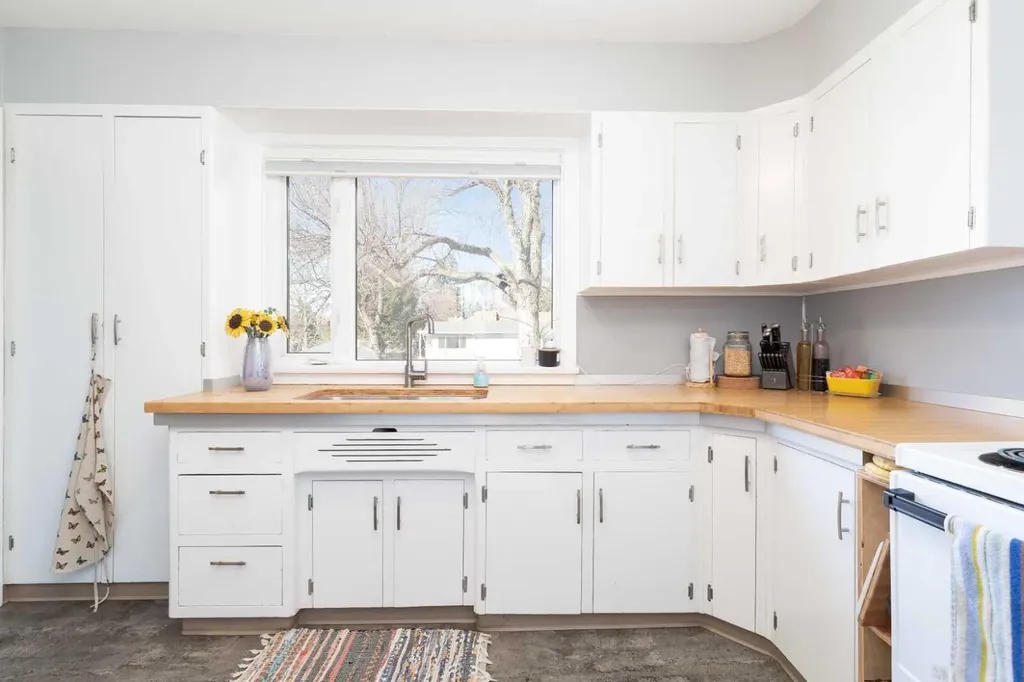 1902 7 Avenue S Lethbridge AB T1J 1M3