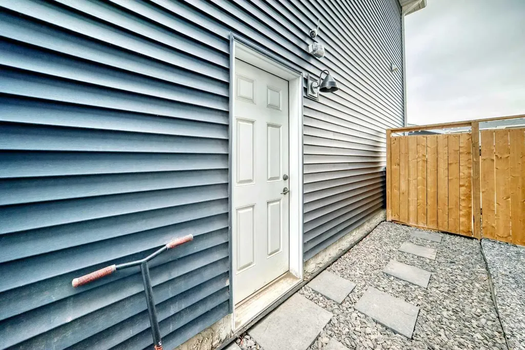 804 Lawthorn Way SE Airdrie AB T4A3M9