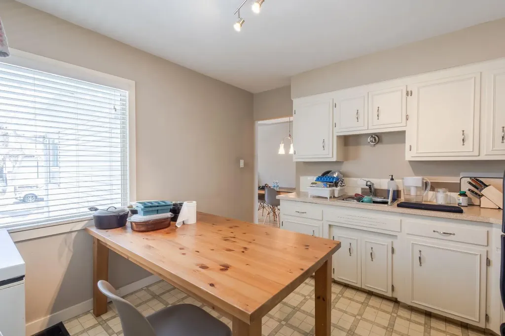 719 27 Avenue NW Calgary AB T2M2J4