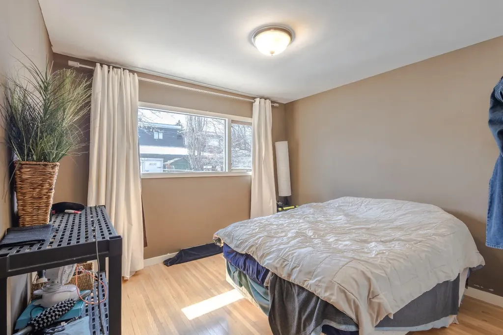 719 27 Avenue NW Calgary AB T2M2J4