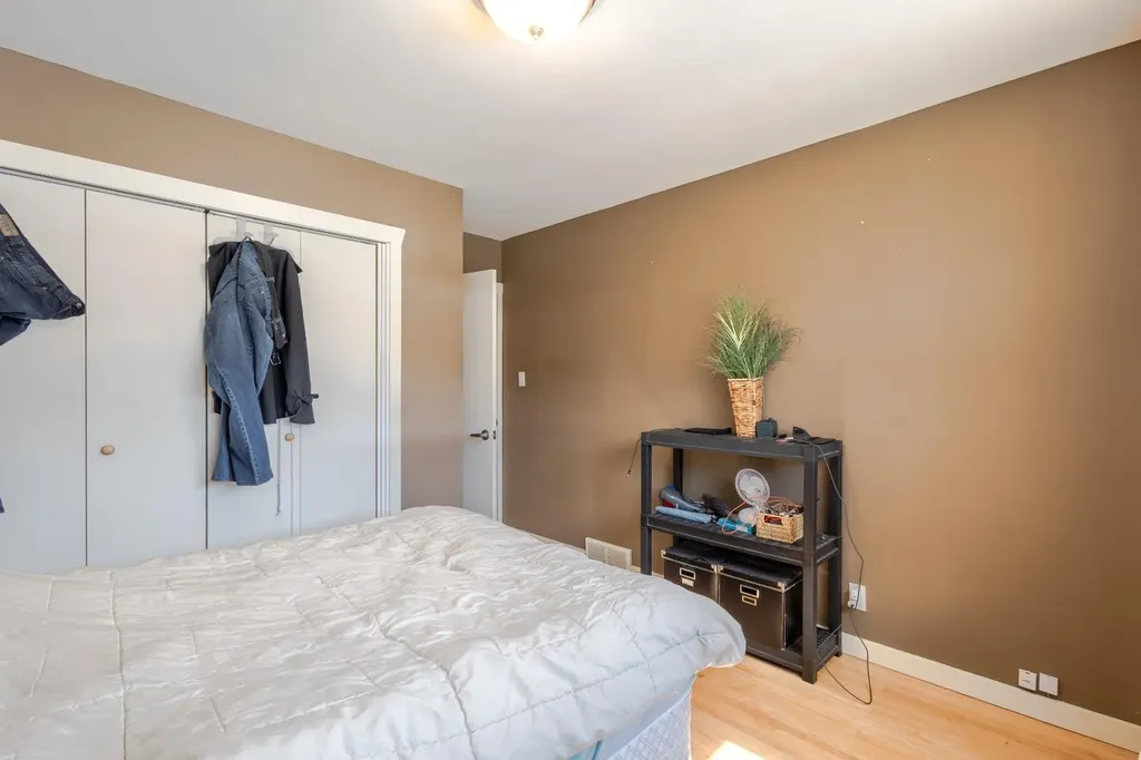719 27 Avenue NW Calgary AB T2M2J4