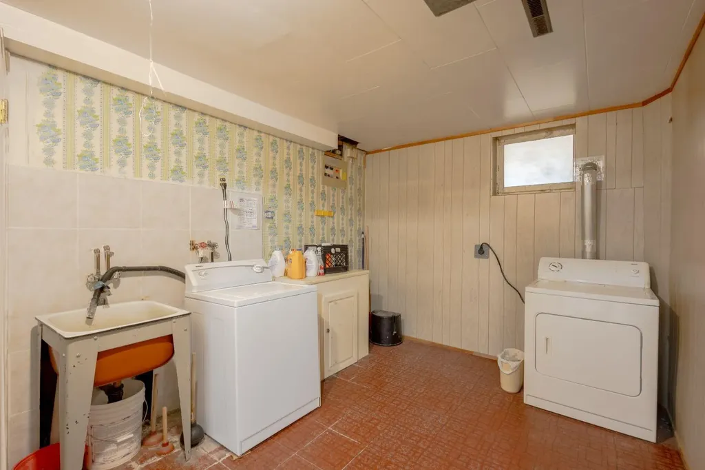 719 27 Avenue NW Calgary AB T2M2J4