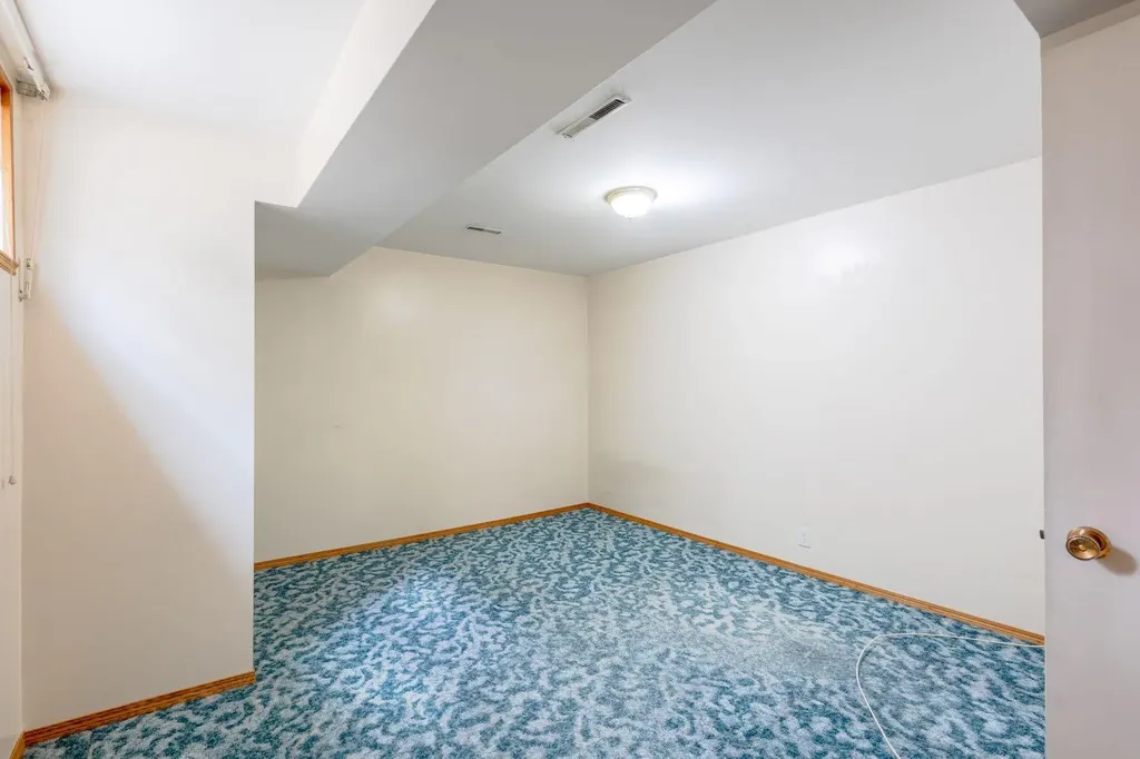 719 27 Avenue NW Calgary AB T2M2J4