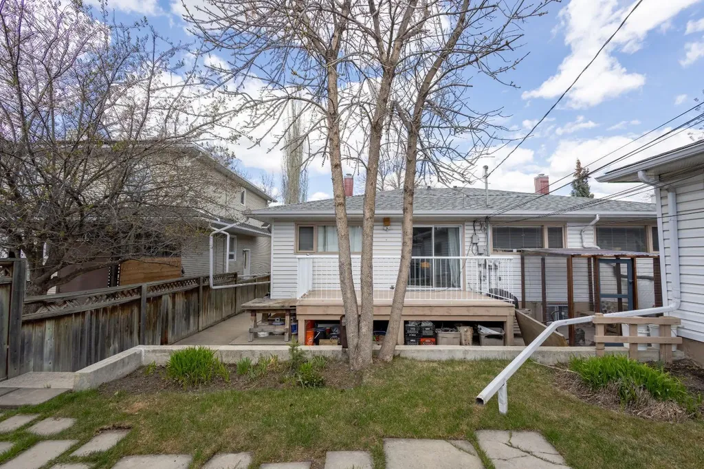 719 27 Avenue NW Calgary AB T2M2J4