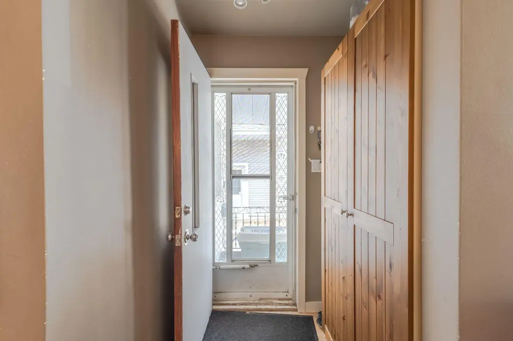719 27 Avenue NW Calgary AB T2M2J4