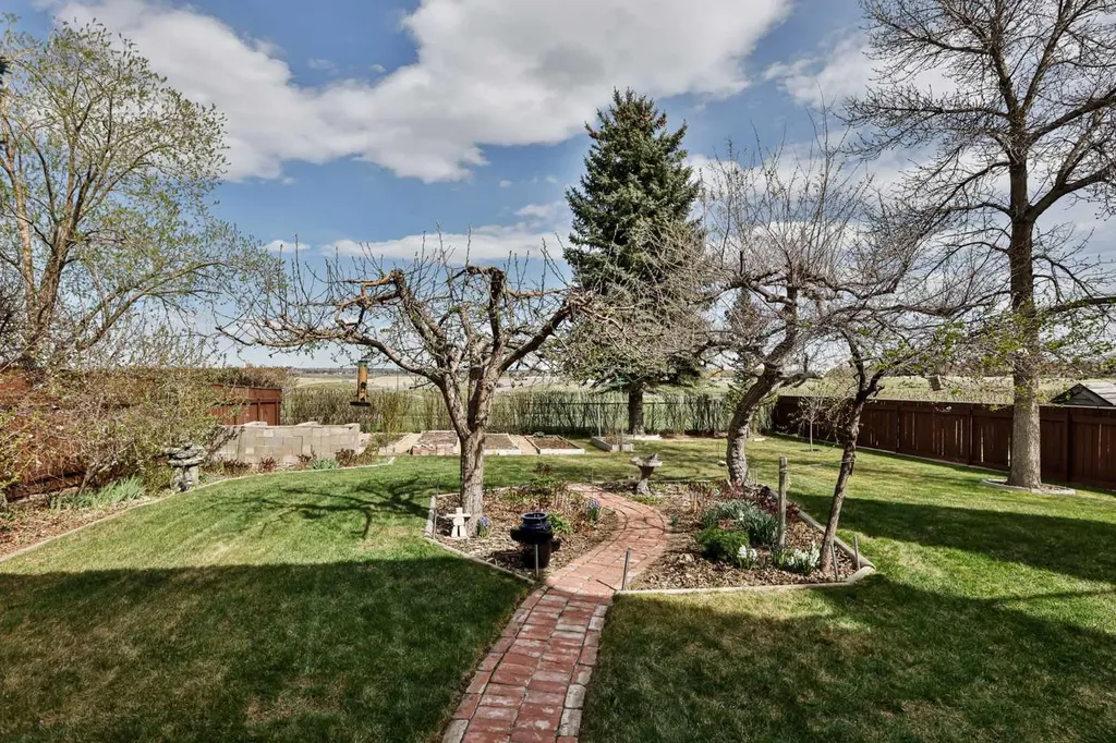 86 Chippewa Crescent W Lethbridge AB T1K5B5