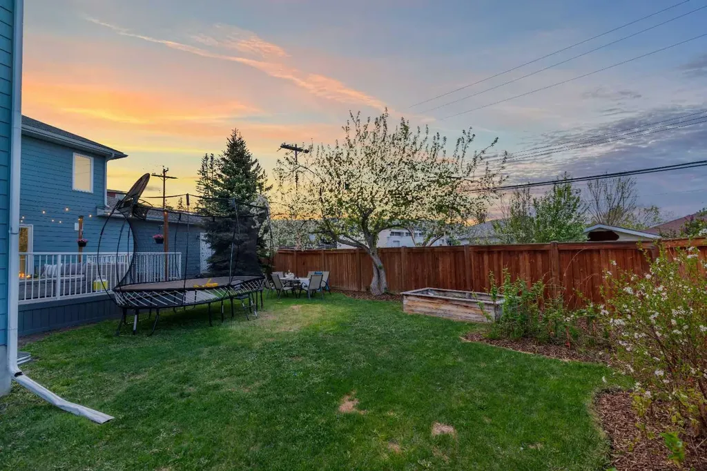 37 Highwood Place NW Calgary AB T2K 2B9