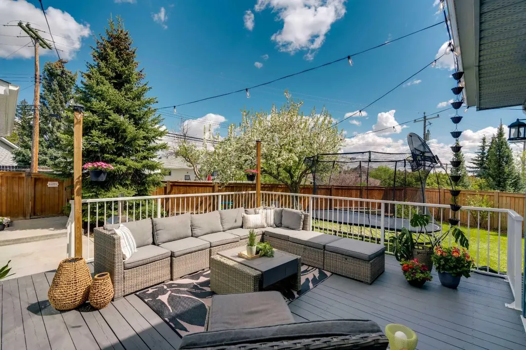 37 Highwood Place NW Calgary AB T2K 2B9