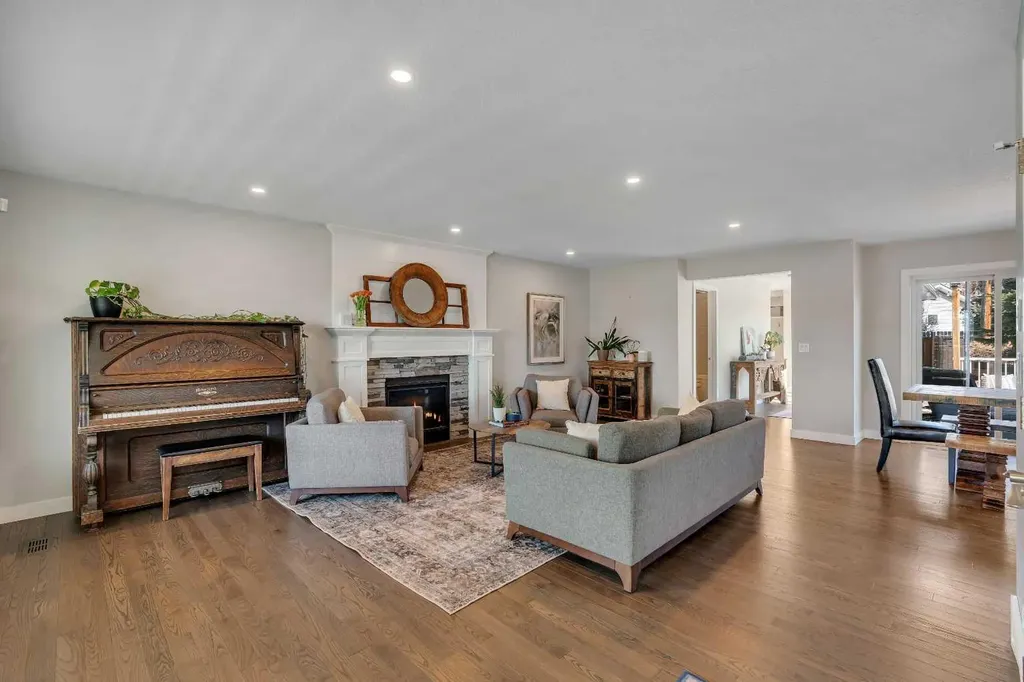 37 Highwood Place NW Calgary AB T2K 2B9