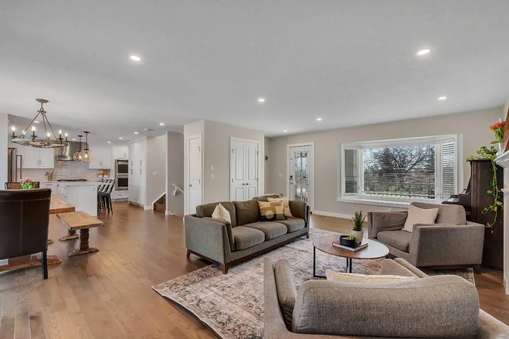 37 Highwood Place NW Calgary AB T2K 2B9