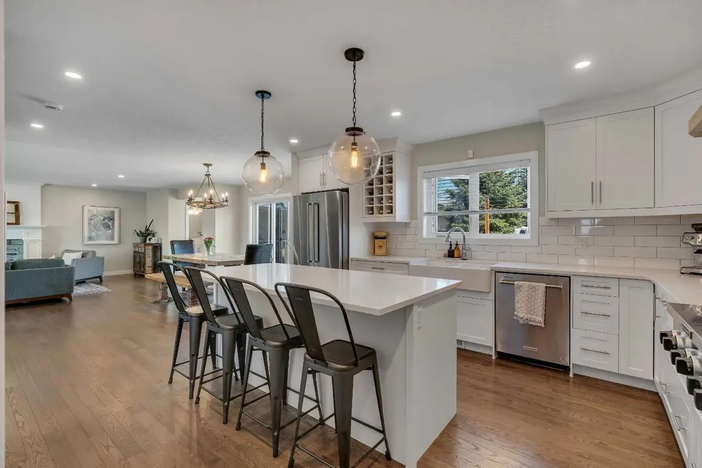 37 Highwood Place NW Calgary AB T2K 2B9