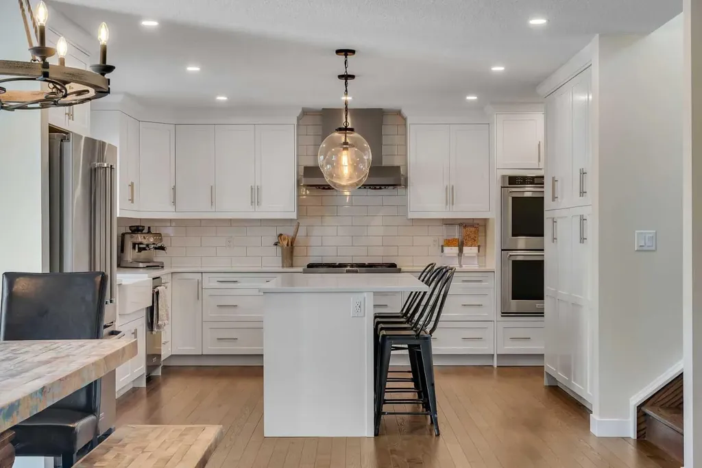 37 Highwood Place NW Calgary AB T2K 2B9