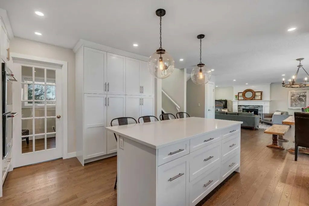 37 Highwood Place NW Calgary AB T2K 2B9