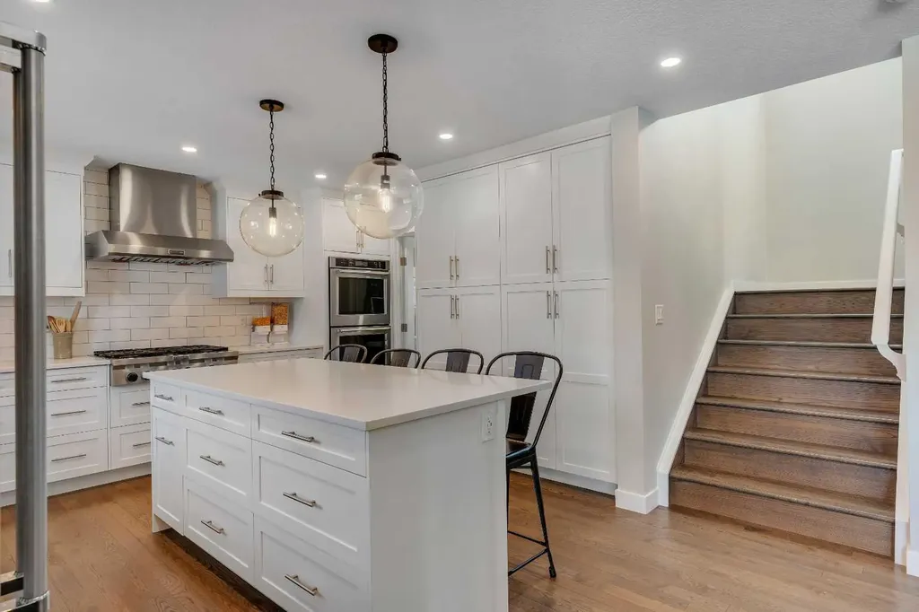 37 Highwood Place NW Calgary AB T2K 2B9