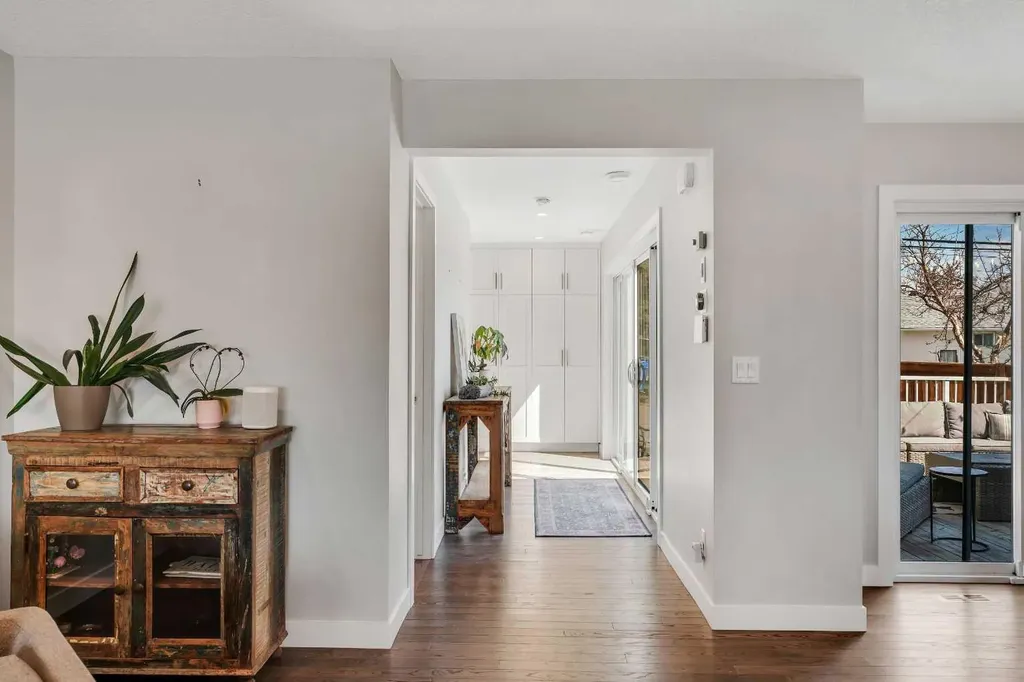 37 Highwood Place NW Calgary AB T2K 2B9