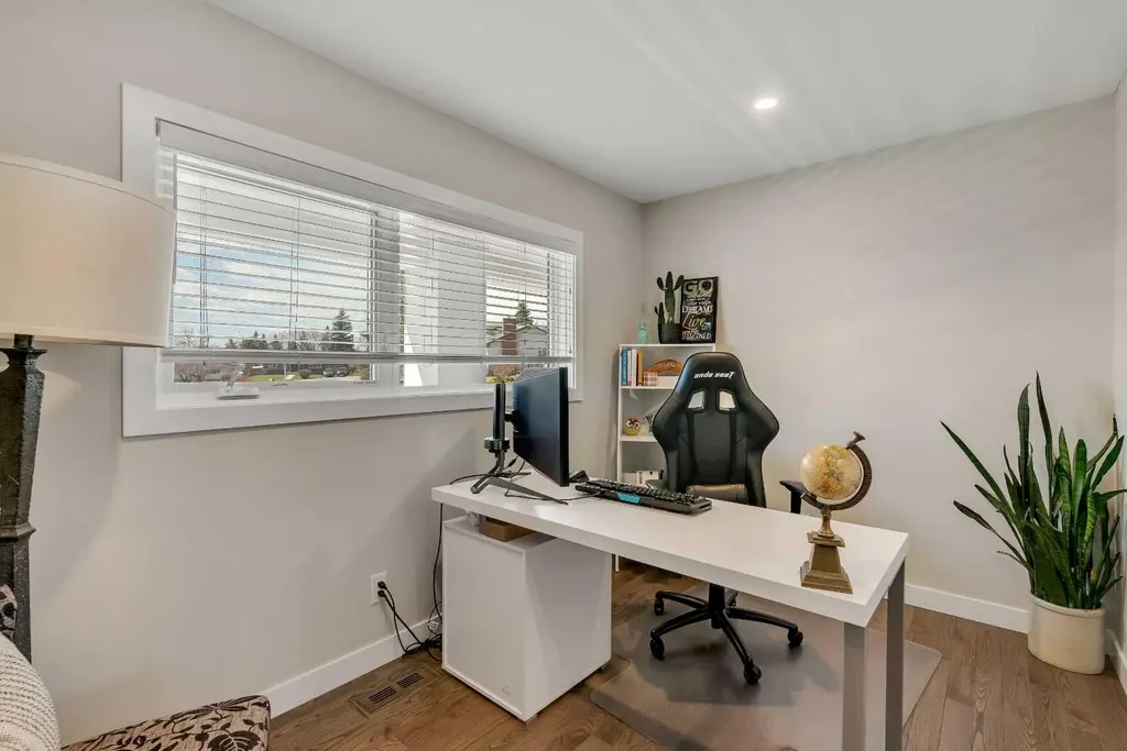 37 Highwood Place NW Calgary AB T2K 2B9