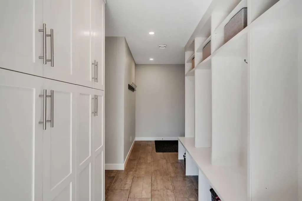 37 Highwood Place NW Calgary AB T2K 2B9