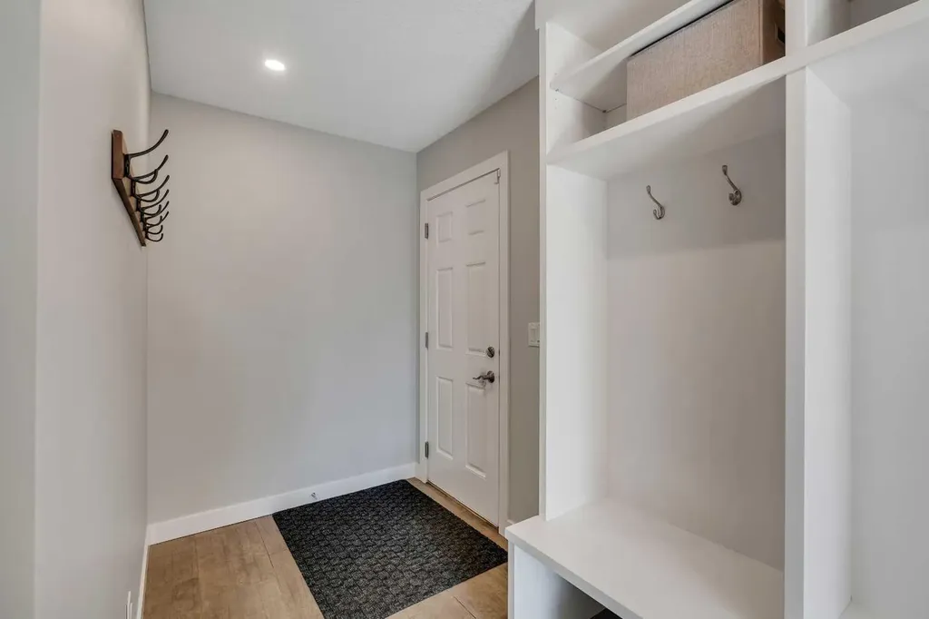 37 Highwood Place NW Calgary AB T2K 2B9