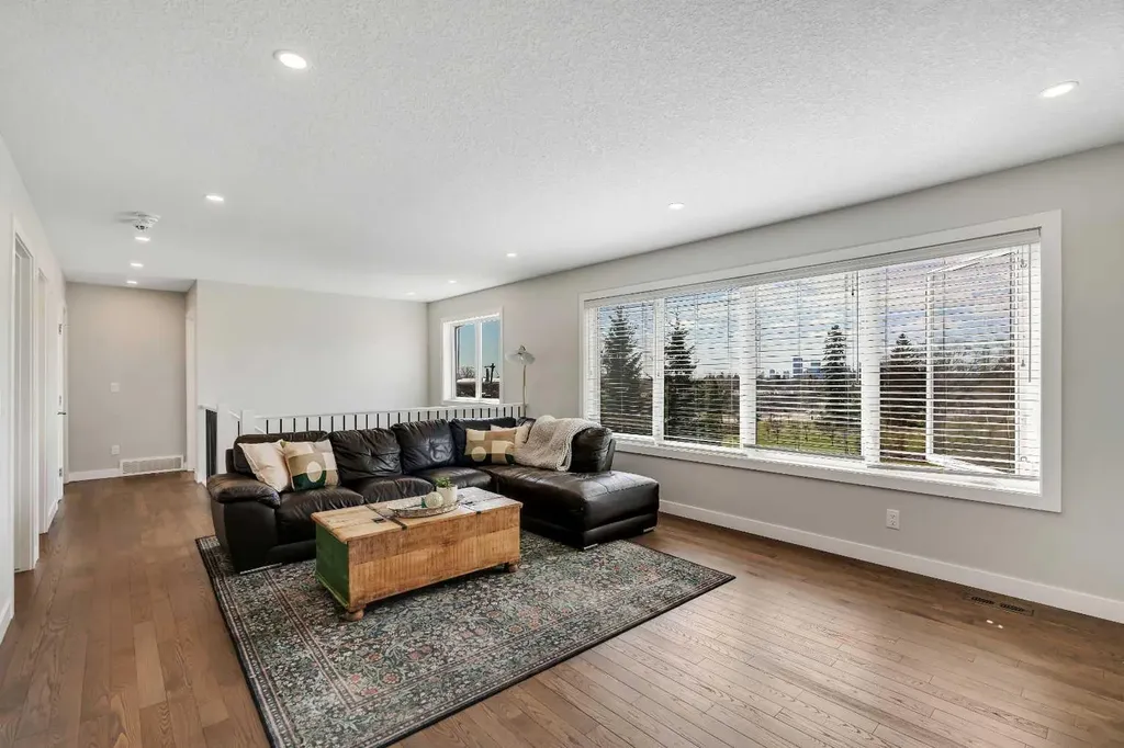 37 Highwood Place NW Calgary AB T2K 2B9