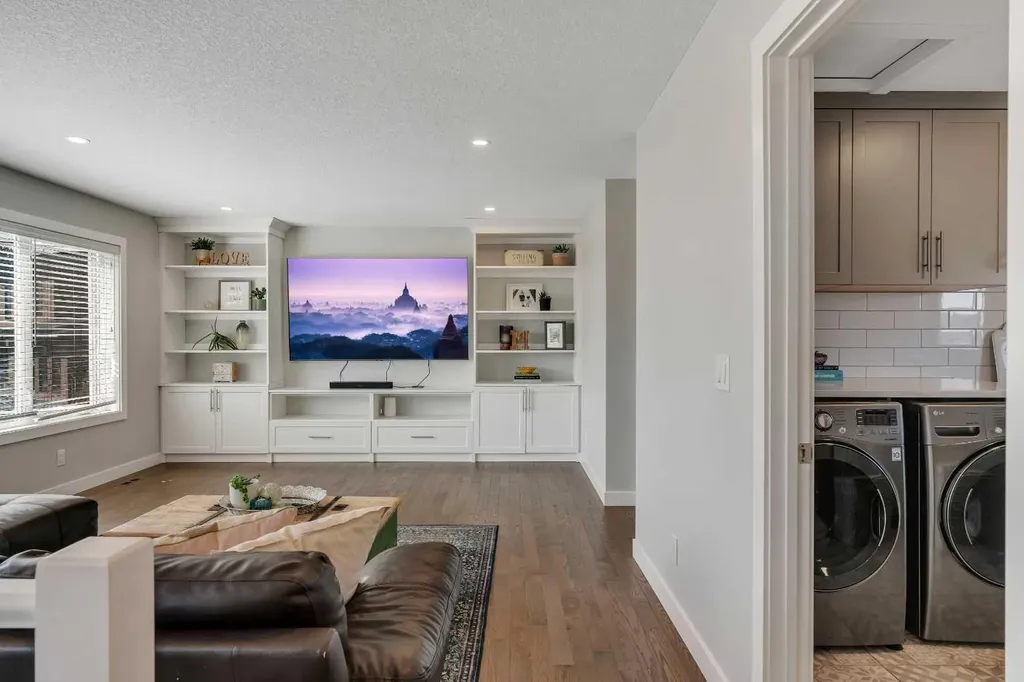 37 Highwood Place NW Calgary AB T2K 2B9