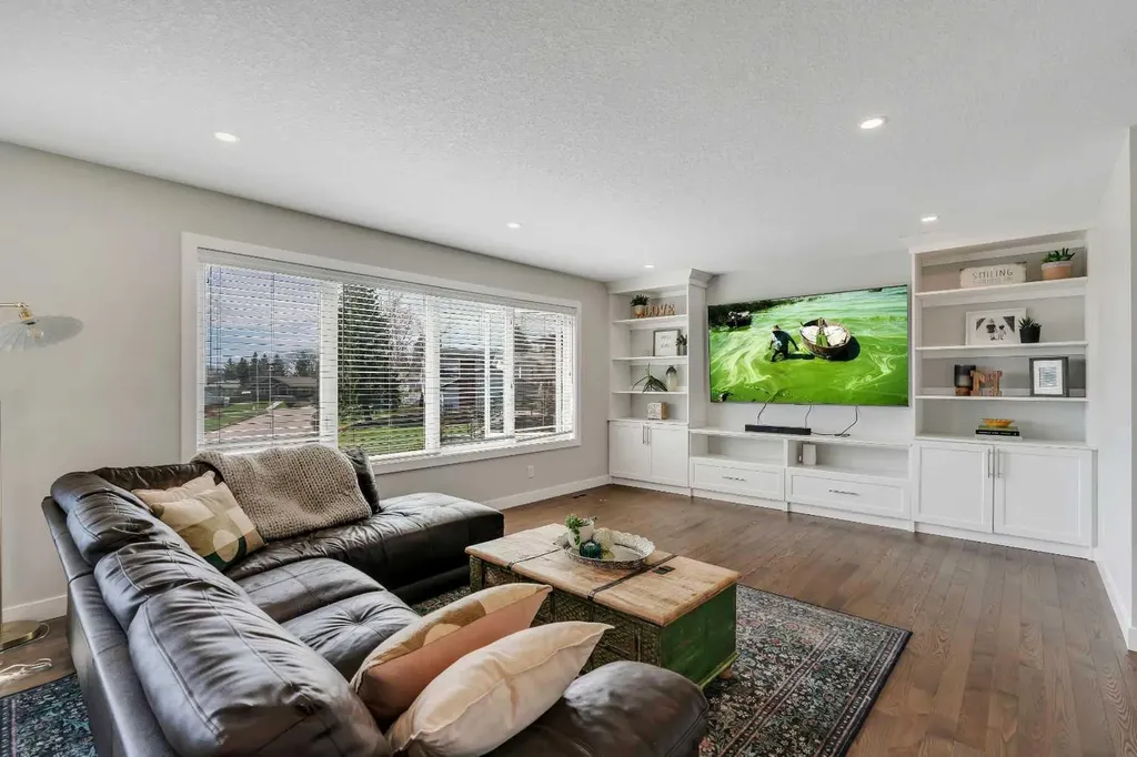 37 Highwood Place NW Calgary AB T2K 2B9
