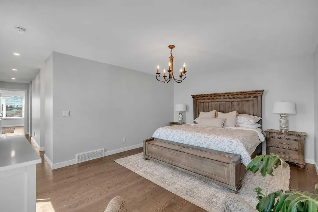 37 Highwood Place NW Calgary AB T2K 2B9