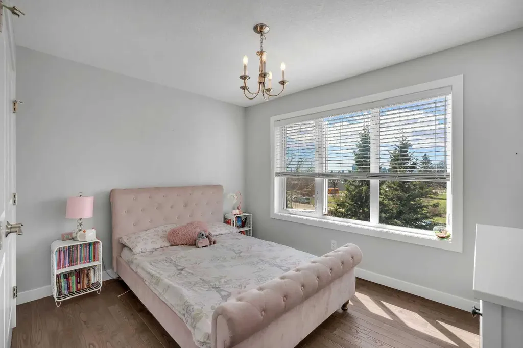 37 Highwood Place NW Calgary AB T2K 2B9