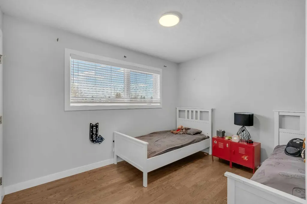 37 Highwood Place NW Calgary AB T2K 2B9