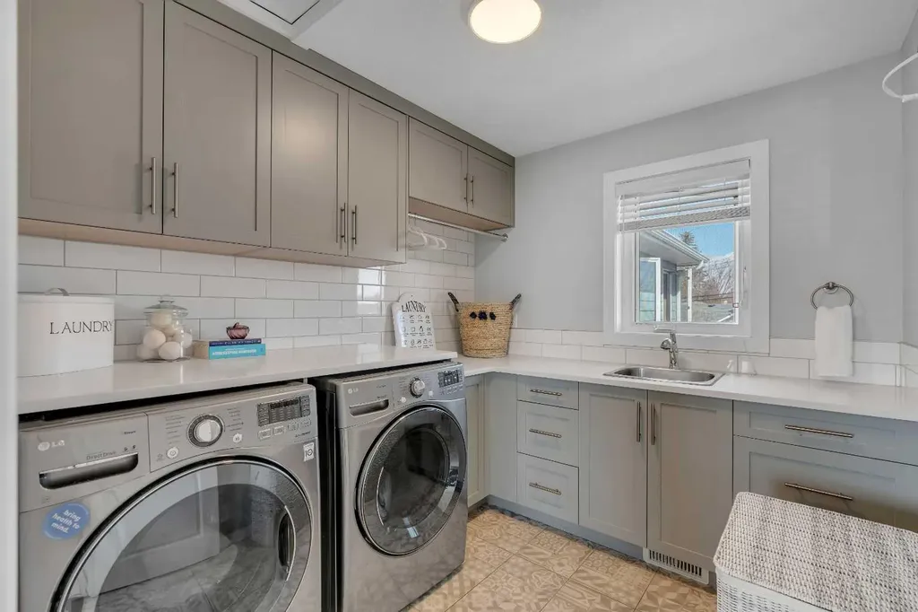 37 Highwood Place NW Calgary AB T2K 2B9