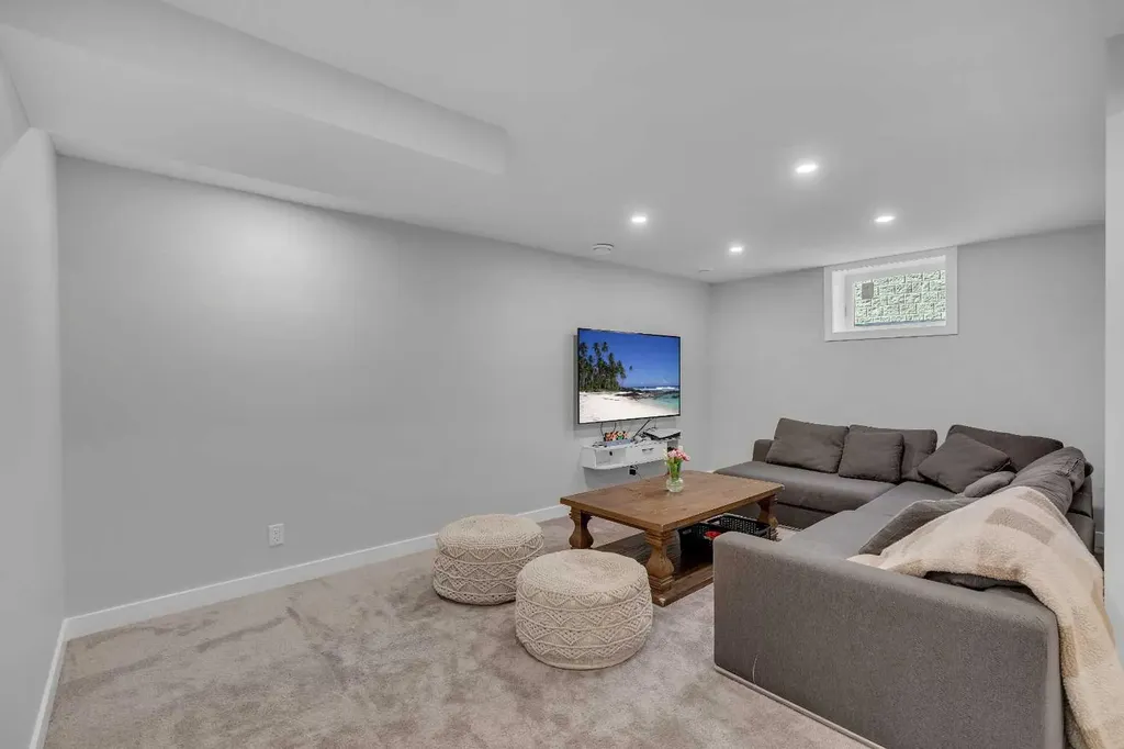 37 Highwood Place NW Calgary AB T2K 2B9