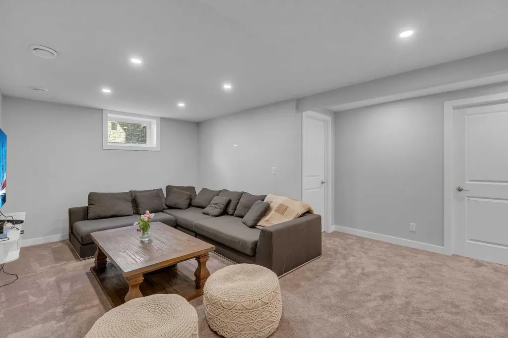 37 Highwood Place NW Calgary AB T2K 2B9