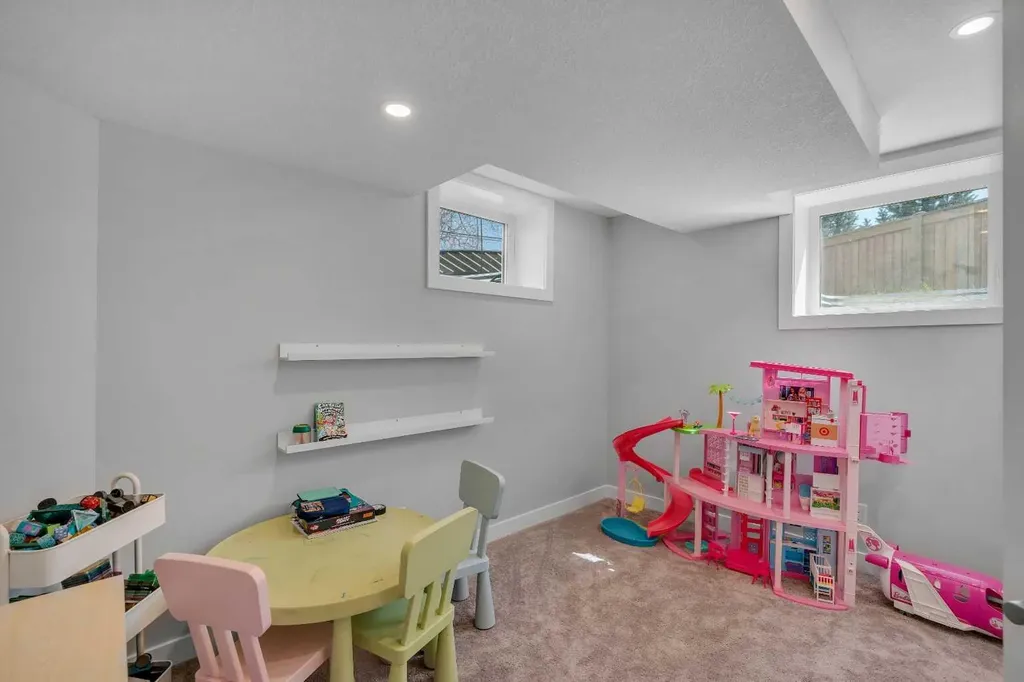 37 Highwood Place NW Calgary AB T2K 2B9