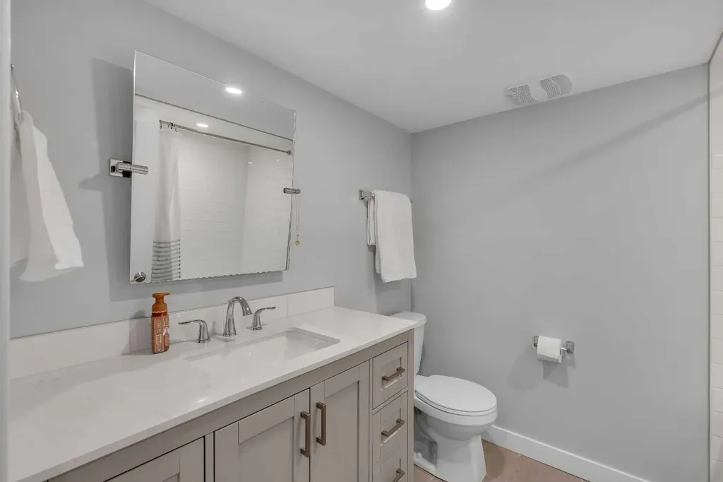37 Highwood Place NW Calgary AB T2K 2B9