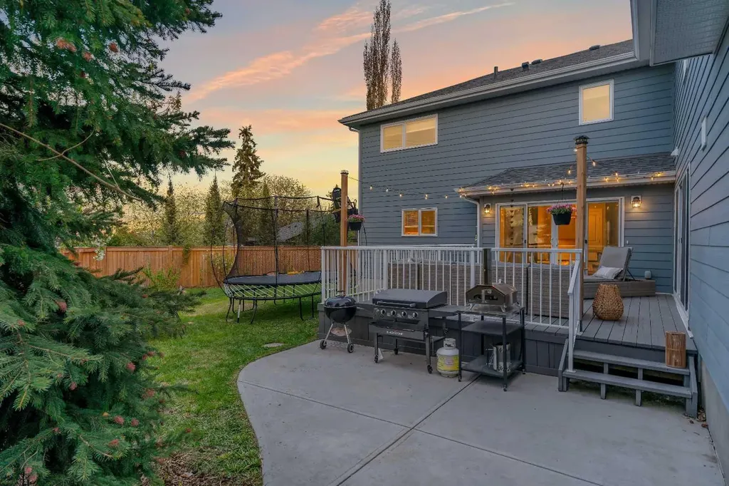 37 Highwood Place NW Calgary AB T2K 2B9
