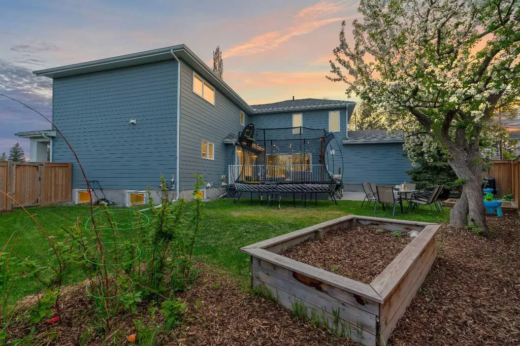 37 Highwood Place NW Calgary AB T2K 2B9