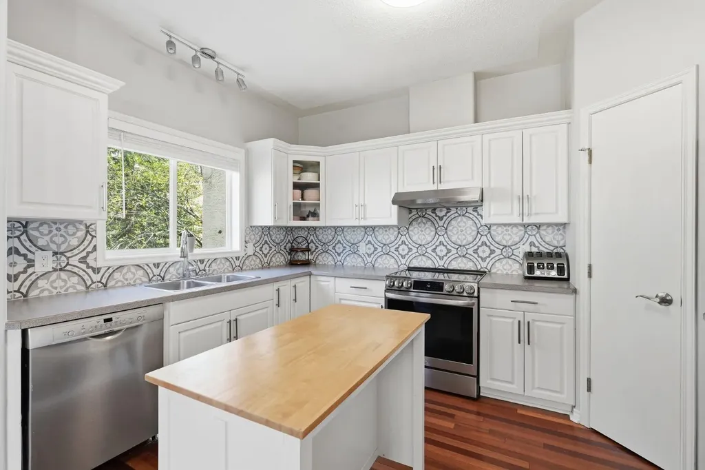 101 Sierra Morena Landing SW Calgary AB T3H 4K3
