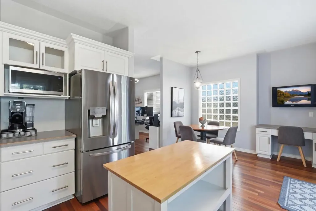 101 Sierra Morena Landing SW Calgary AB T3H 4K3