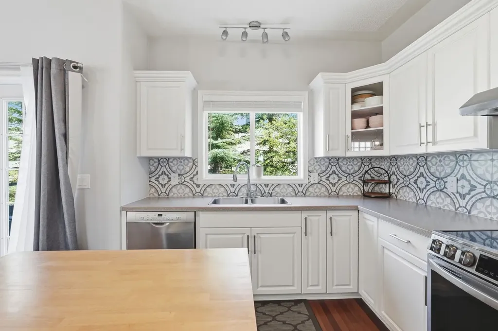 101 Sierra Morena Landing SW Calgary AB T3H 4K3