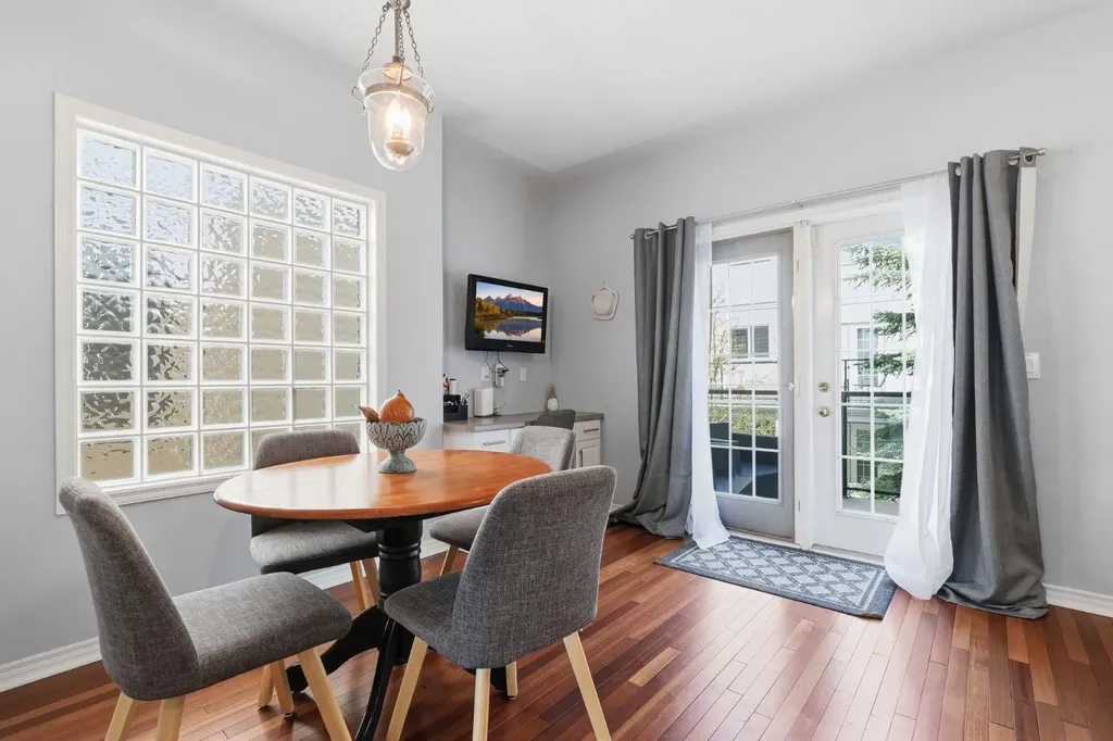 101 Sierra Morena Landing SW Calgary AB T3H 4K3