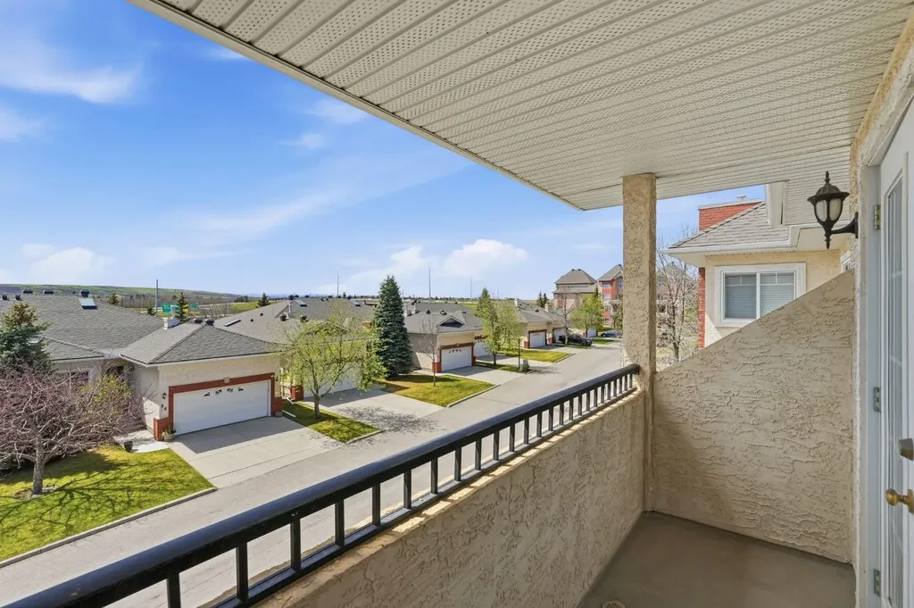 101 Sierra Morena Landing SW Calgary AB T3H 4K3