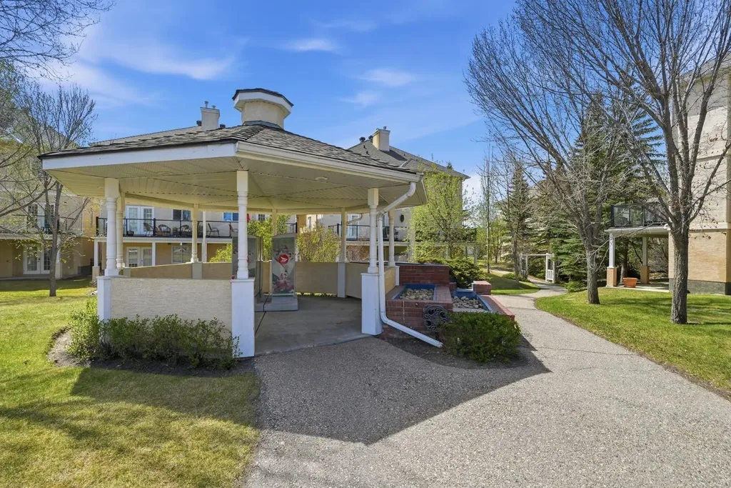 101 Sierra Morena Landing SW Calgary AB T3H 4K3