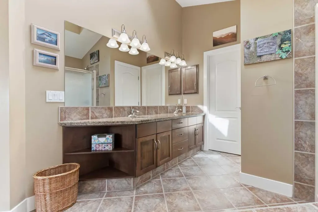 183 Discovery Ridge Way SW Calgary AB T3H 5G3