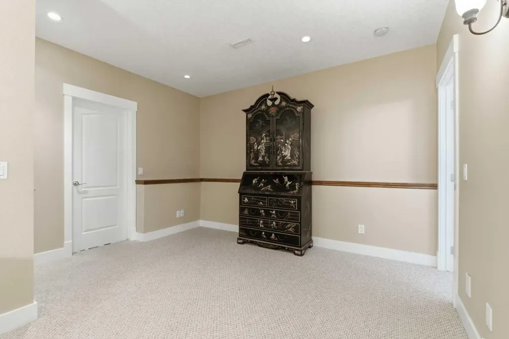 183 Discovery Ridge Way SW Calgary AB T3H 5G3